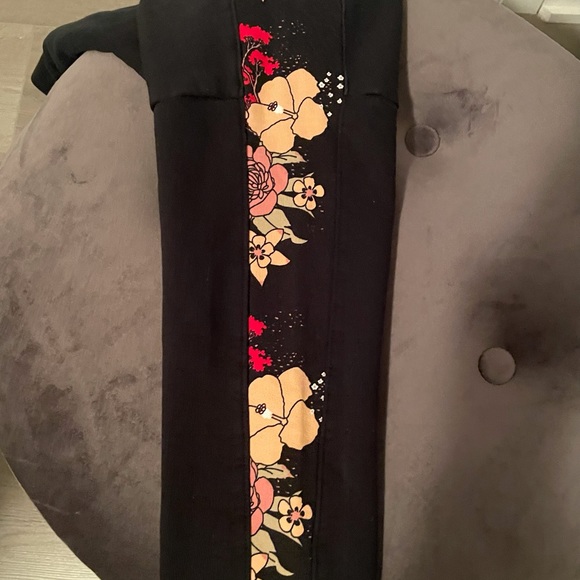 Puma Cropped Sweatshirt Flowered Detailed sleeve. Sz.XL Runs Small - Picture 4 of 8